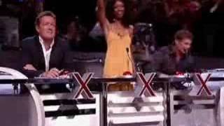 Niña con voz de mujer