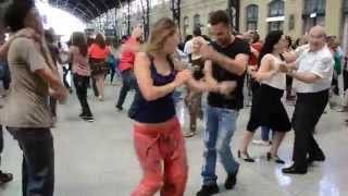 Salsa en la estación de trenes
