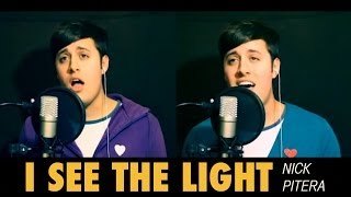 Nick  Pitera cantando "I see the light"