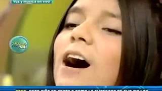 Niña cantando vals peruano