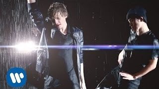 Cody Simpson cantando "All Day"