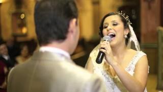 Novia sorprende al novio con una canción durante la boda