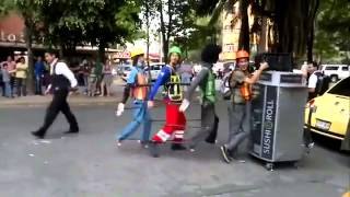 Baila en la calle con muñecos