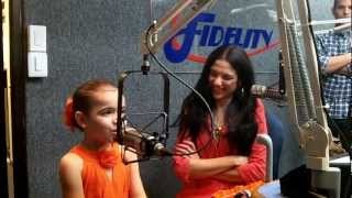 Natalia Jimenéz con su pequeña imitadora Isabela
