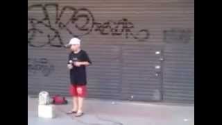 Niño canta Corre corazón en la calle