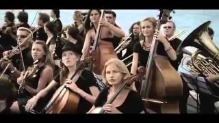 Orquesta tocando en medio del mar