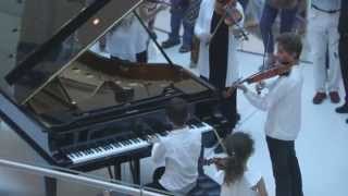 Flash mob L´Orchestre Nationel  des petites Mains Symphoniques