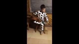 Niño tocando blues de manera excepcional