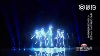 Baile con luces al son de Michael Jackson