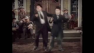 Laurel & Hardy bailando I´m on my way 