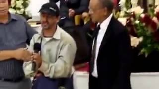 Borracho cantando en la iglesia