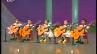 Niños pequeños tocando la guitarra