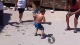 Niño bailando merengue