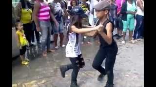 Niños cubanos bailando casino