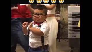 Niño bailando Despacito