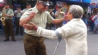 Abuelita baila con carabineros