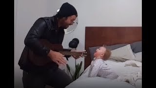 Padre canta y bebé baila