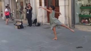 Bailarina acompaña a músico callejero