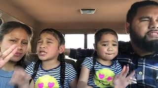 Familia cantando en el coche