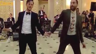 Hombres bailando swing