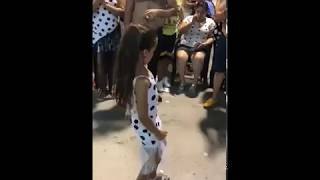 Niña bailando flamenco con mucho arte