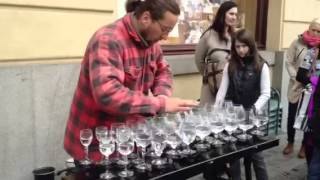 Música con copas de cristal en Praga