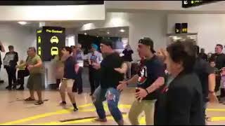 Espectacular Haka en el aeropuerto