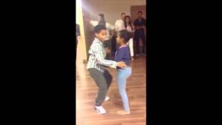 Niños dominicanos bailando bachata mexicana