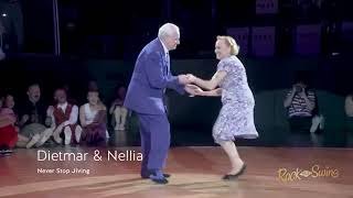 Abuelitos bailando swing