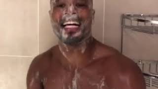 EVRA cantando en la ducha
