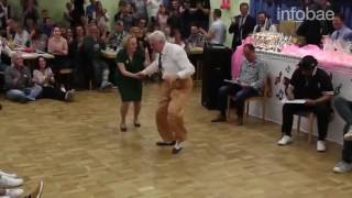 Pareja de ancianos bailando rock