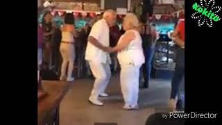 Abuelos bailando bachata