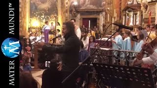 Jose María Cano cantando con su hijo