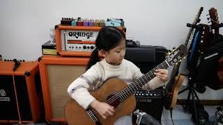 Niña de 6 años tocando la guitarra
