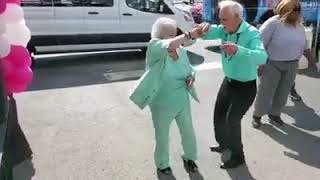 Ancianos bailando salsa. Marc Anthony