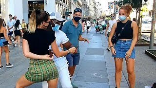 Italianas y dominicanos bailando en la calle