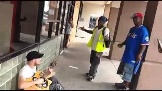 Cantando en la calle la gente rapea y canta con él