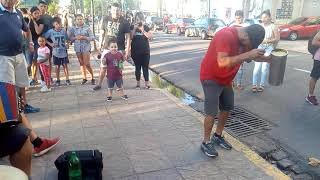 Haciendo un poco de cumbia en la calle