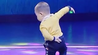 Niño de dos años bailando