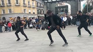 Artistas callejeros bailando Michael Jackson